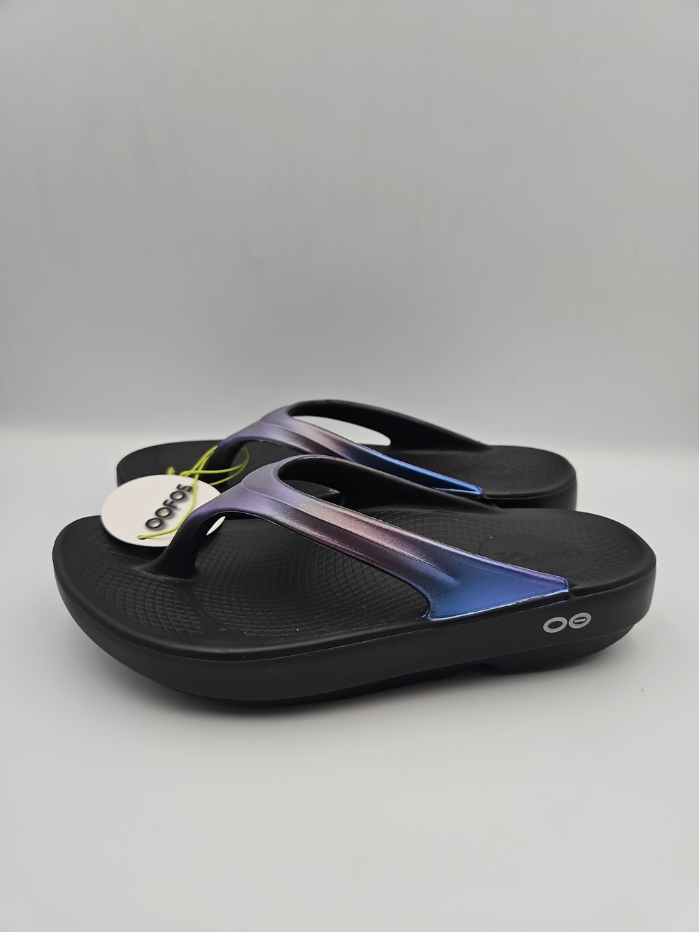 Oofos Women's Iridescent Strap Thong Sandals - Black Footbed